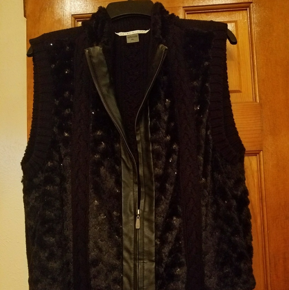 Black vest with fur and sequins.